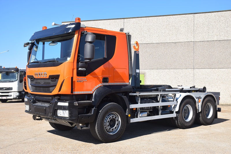 Vrachtwagen met containersysteem Iveco trakker