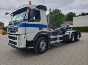 Vrachtwagen met haaksysteem Volvo FM420