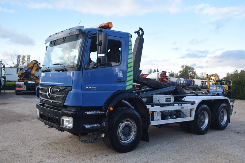 Camion met haakarm